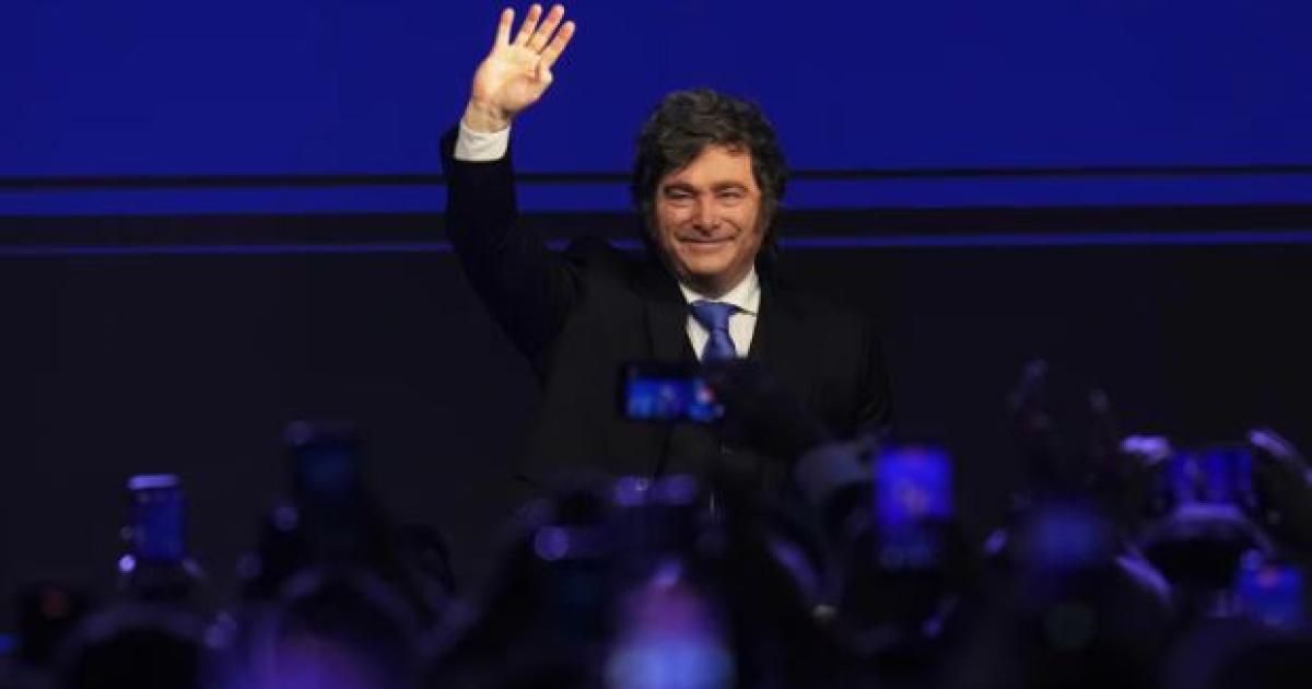 Milei se rinde ante el fervor nacionalista para alarma de los pocos liberales que lo resisten