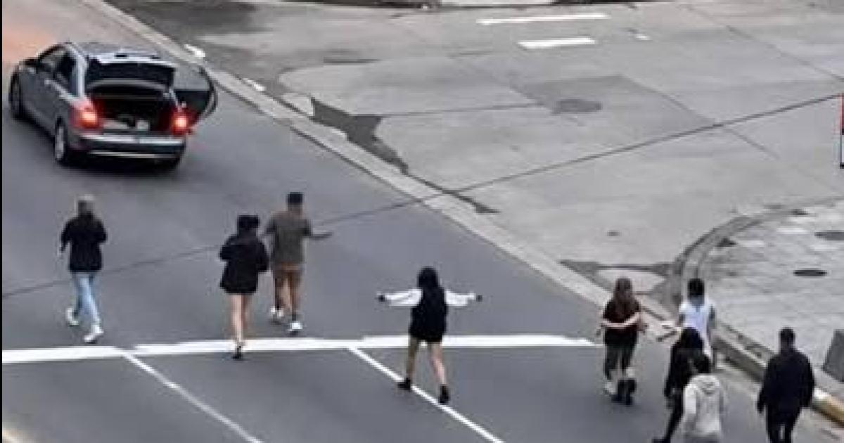 Brutal ataque a la salida de un boliche- una patota golpeoacute a un joven y un auto escapoacute en contramano