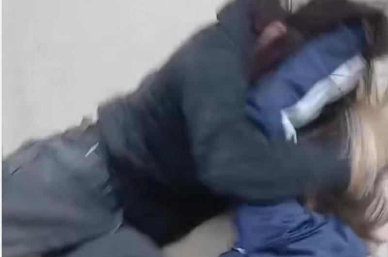 Una alumna asfixiada y golpeada por dos mujeres que actuaron por encargo de una compantildeera