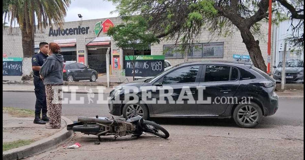 Accidente de traacutensito en el barrio Juramento- un motociclista fue hospitalizado tras chocar con un auto