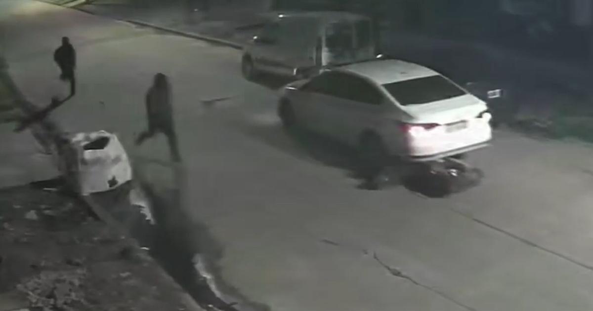 Balearon a un remisero para robarle el auto pero se resistioacute y destrozoacute la moto de los ladrones