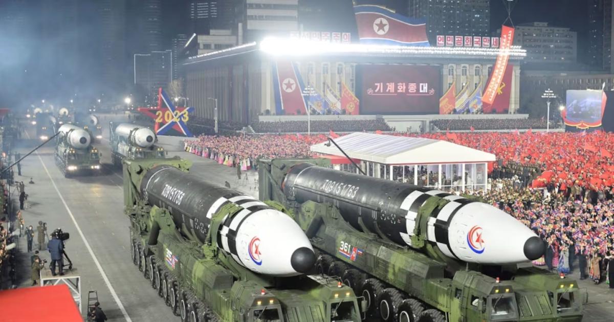 En esta imagen de archivo distribuida por el gobierno de Corea del Norte se muestra presuntos misiles balísticos intercontinentales Hwasong-17 durante un desfile militar (Agencia Central de Noticias de CoreaKorea News Service via AP archivo)