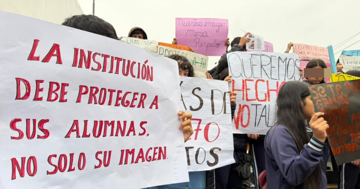 Los alumnos protestaron frente al colegio secundario San Pablo Apóstol en TucumÃn (Tendencia de Noticias)