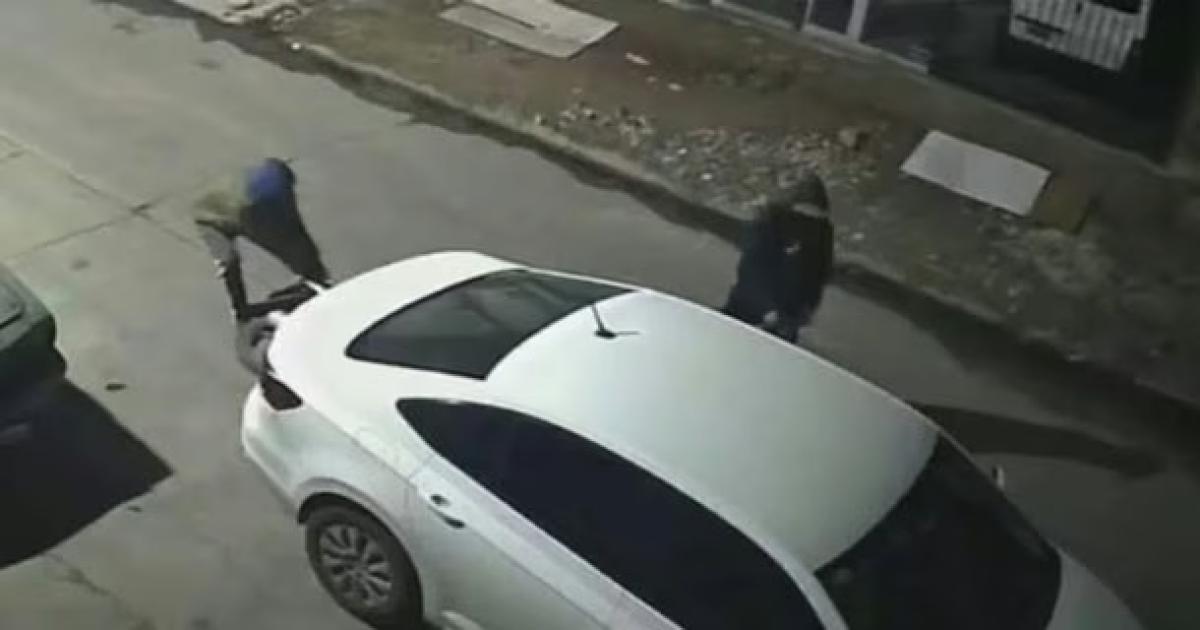 TERRIBLE VIDEO Remisero fue atacado a disparos por motochorros y escapoacute tras embestir su moto