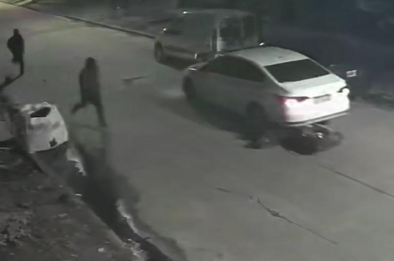 Balearon a un remisero para robarle el auto pero se resistioacute y destrozoacute la moto de los ladrones
