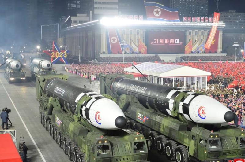 En esta imagen de archivo distribuida por el gobierno de Corea del Norte se muestra presuntos misiles balísticos intercontinentales Hwasong-17 durante un desfile militar (Agencia Central de Noticias de CoreaKorea News Service via AP archivo)