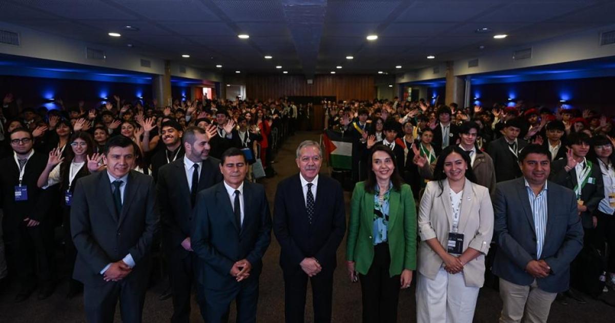 AUTORIDADES Junto al gobernador SuÃrez hoy también participarÃn autoridades del Ministerio de Educación