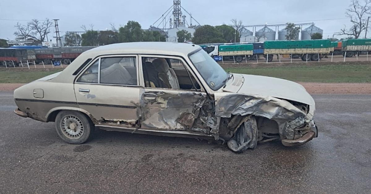 Accidente en la Ruta 92- un camioacuten perdioacute el control y chocoacute contra un auto cerca de Quimiliacute