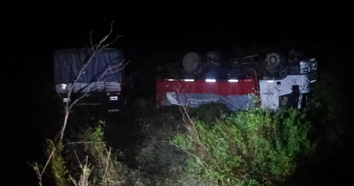 Vuelco de un camioacuten en la Ruta 119- el conductor fue auxiliado