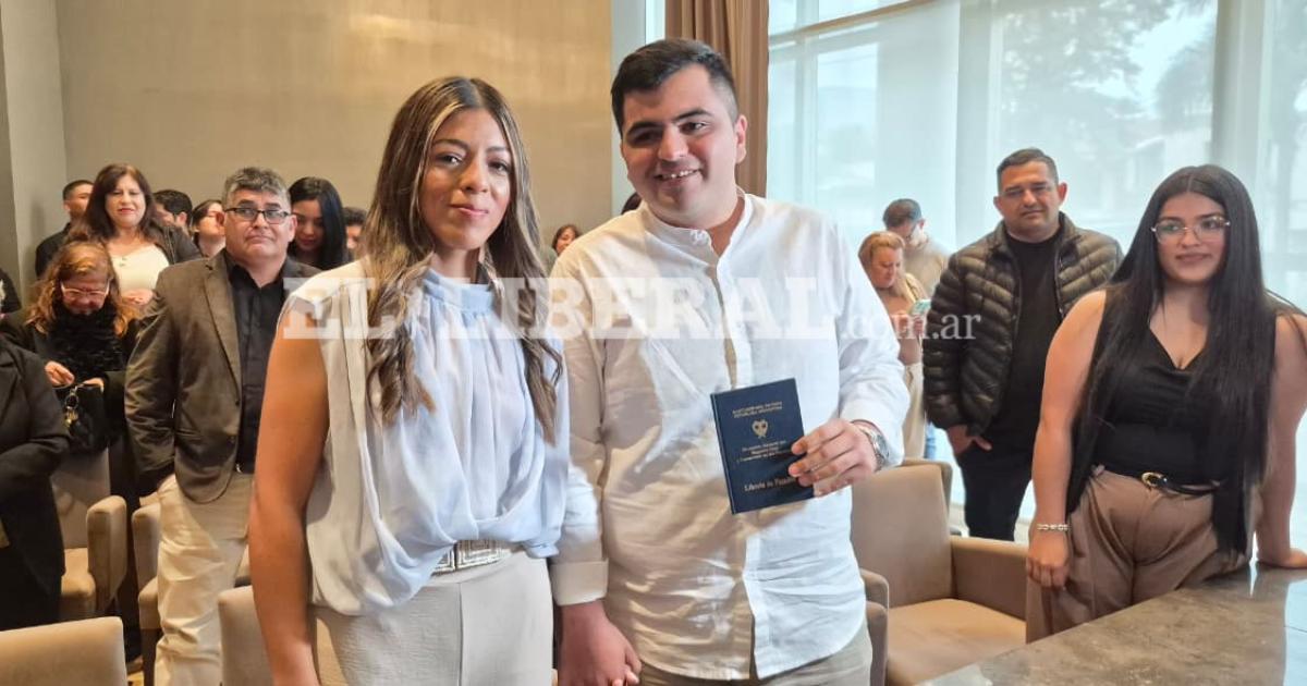 Lucas y Ruth sellaron su amor esta mañana en matrimonio (Foto El Liberal)