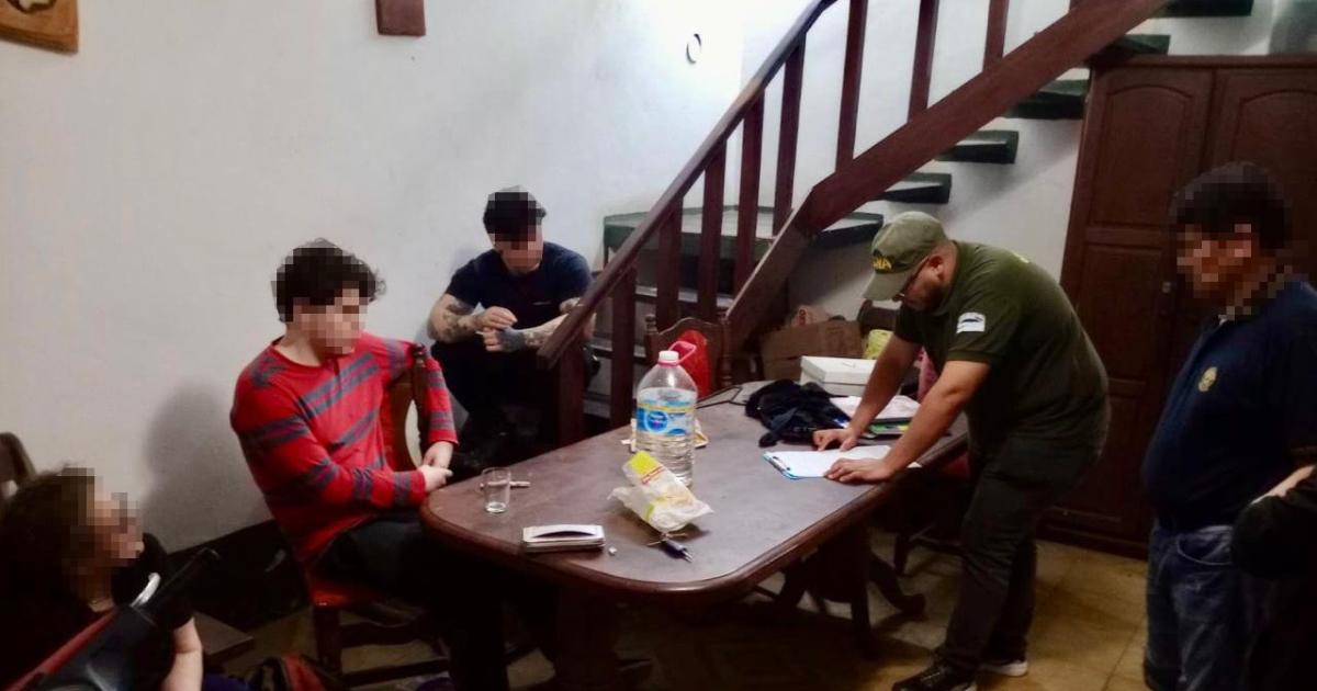 Alerta del FBI en Chaco- detienen a dos hombres que planeaban un ataque armado en escuelas usando Inteligencia Artificial