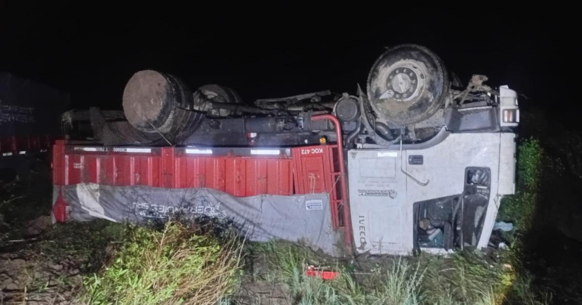 Vuelco de un camioacuten en la Ruta 119- el conductor fue auxiliado
