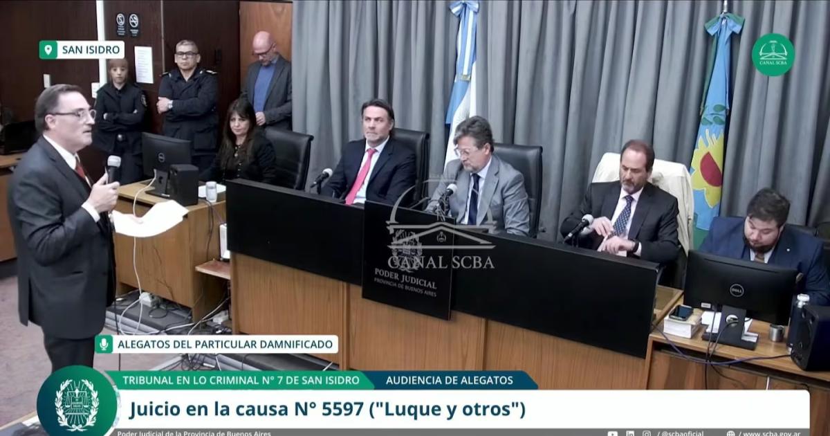 Juicio por la muerte de Maradona- la querella de Dieguito Fernando pidioacute hasta 16 antildeos de prisioacuten e inhabilitaciones para los meacutedicos