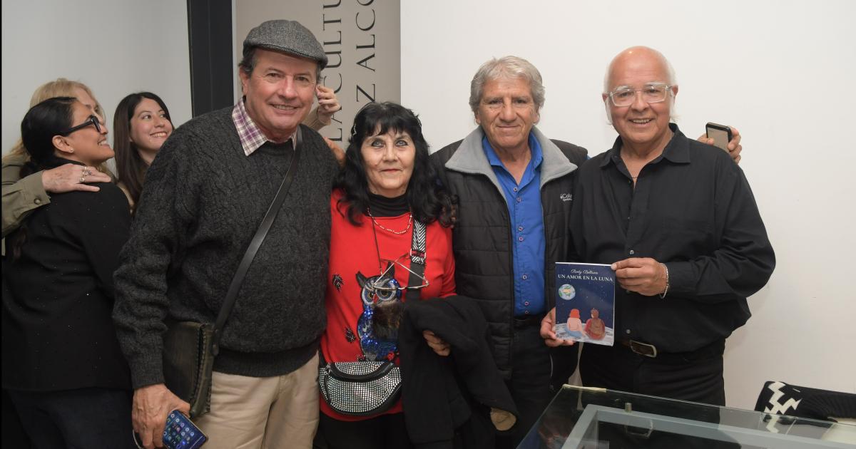 PRESENTARON EL LIBRO UN AMOR EN LA LUNA