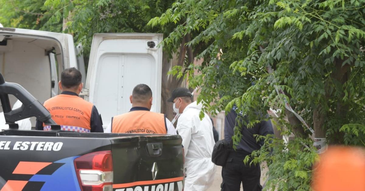 CIENTÍFICA Los policías en plena investigación