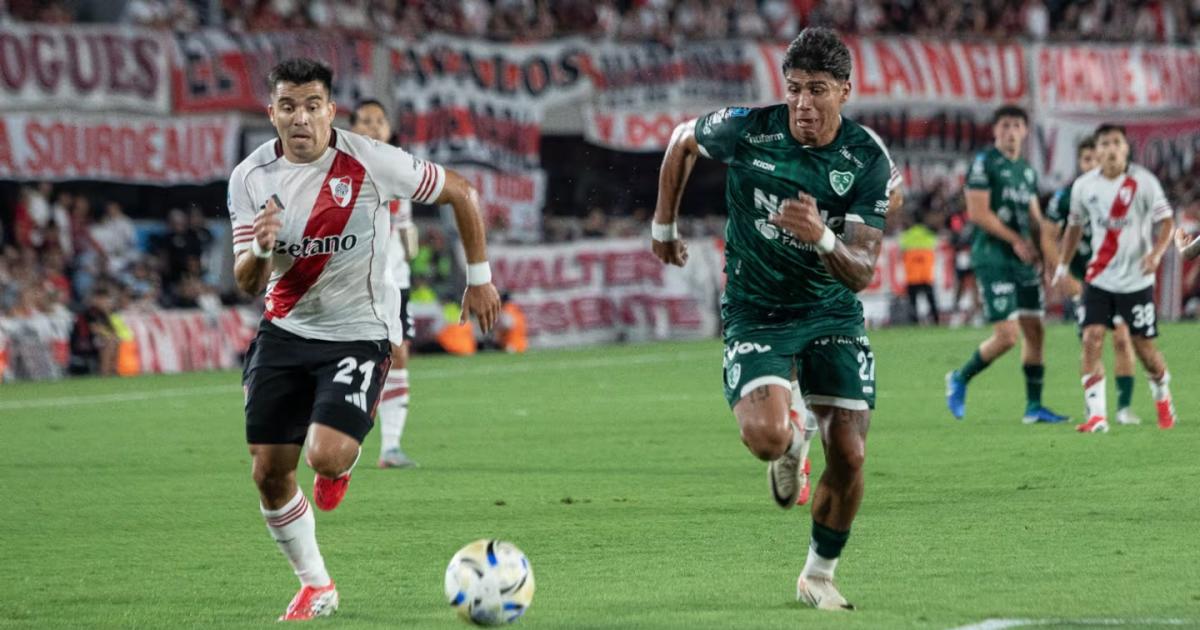 ANTECEDENTE River venció a Sarmiento en marzo de este año El Huevo Acuña y Junior Marabell en acción