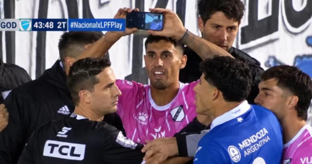 ESCÁNDALO Nicol�s Lamolina aseguró no haber cambiado su decisión por la imagen del teléfono movil