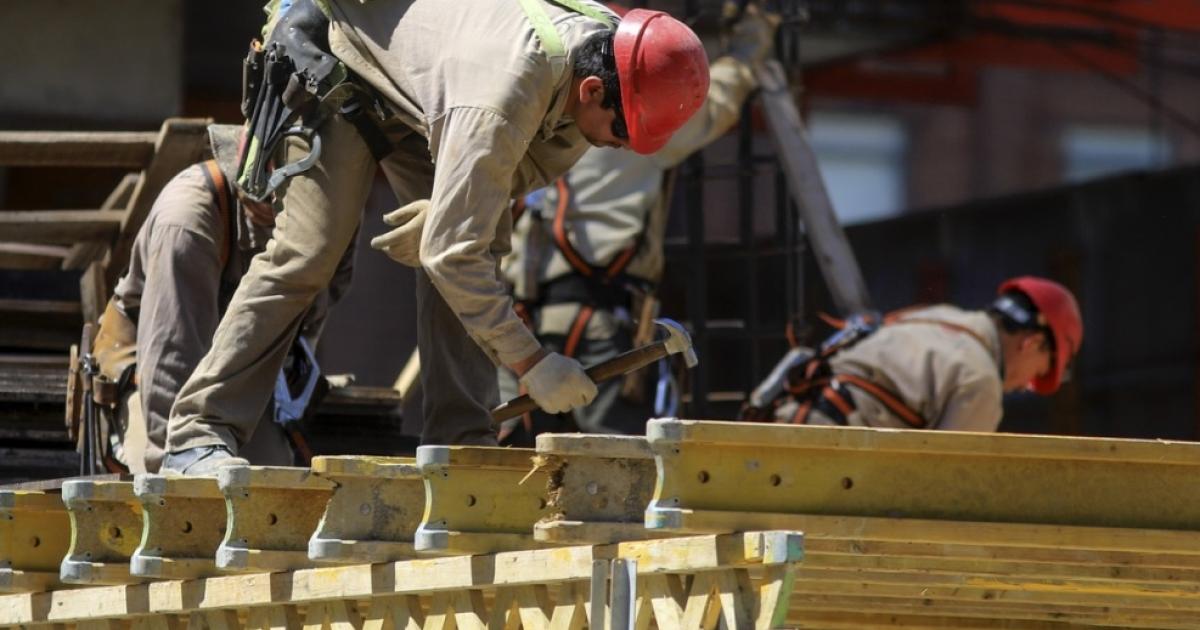 Empleo registrado en el sector privado- en julio se destruyeron maacutes de 12000 puestos y el registro tocoacute su piso en 52 meses