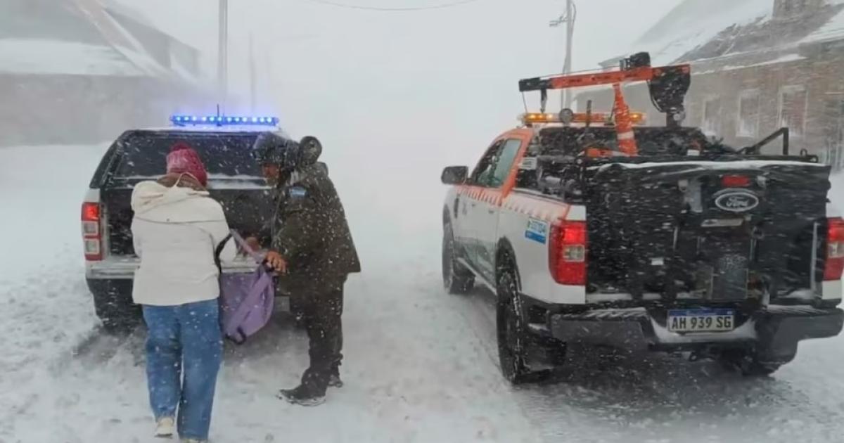Tres turistas varados en Las Cuevas fueron rescatados y trasladados a Uspallata tras un intenso temporal de nieve