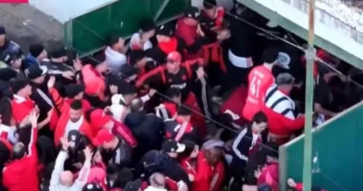 Caos y represioacuten en Juniacuten- incidentes en el ingreso de los hinchas de River