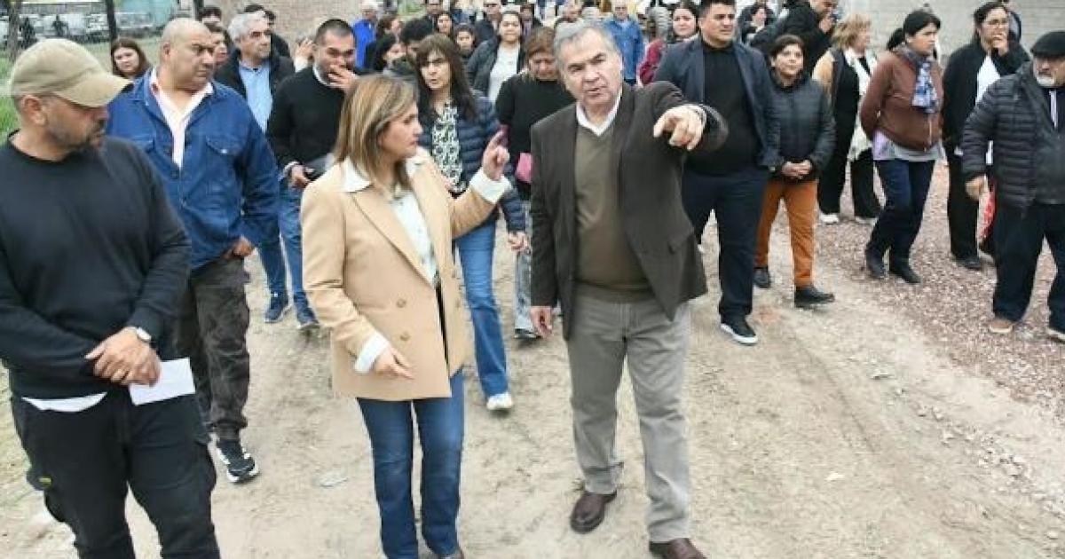 Fuentes supervisoacute obras de recuperacioacuten urbana alumbrado LED y conectividad peatonal en el barrio Parque