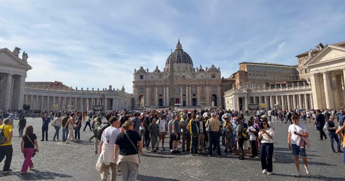 Vista de la plaza de San Pedro del Vaticano este miércoles un día después de la intervención a la que fue sometido el papa León XIV (Foto- EFE)
