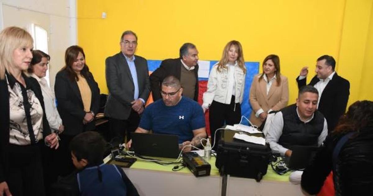 Norma Fuentes y Matilde OMill acompantildearon un operativo de DNI para nintildeos de jardines municipales