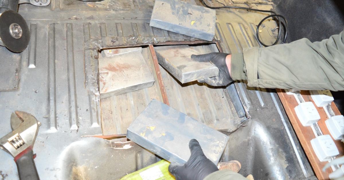 Interceptaron una camioneta con maacutes de 35 kilos de cocaiacutena ocultos en el bauacutel y detuvieron a dos personas