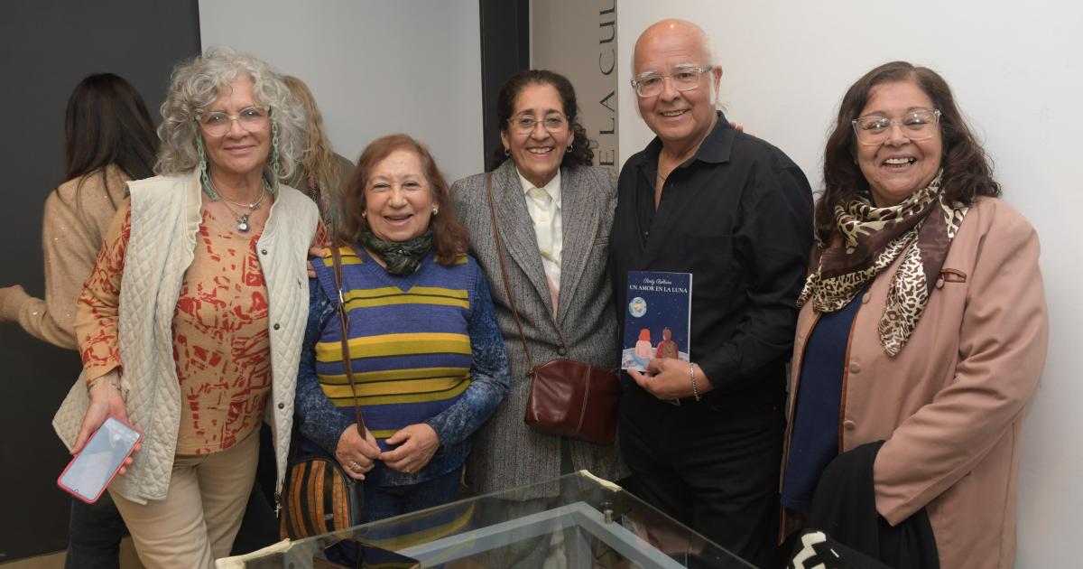 PRESENTARON EL LIBRO UN AMOR EN LA LUNA