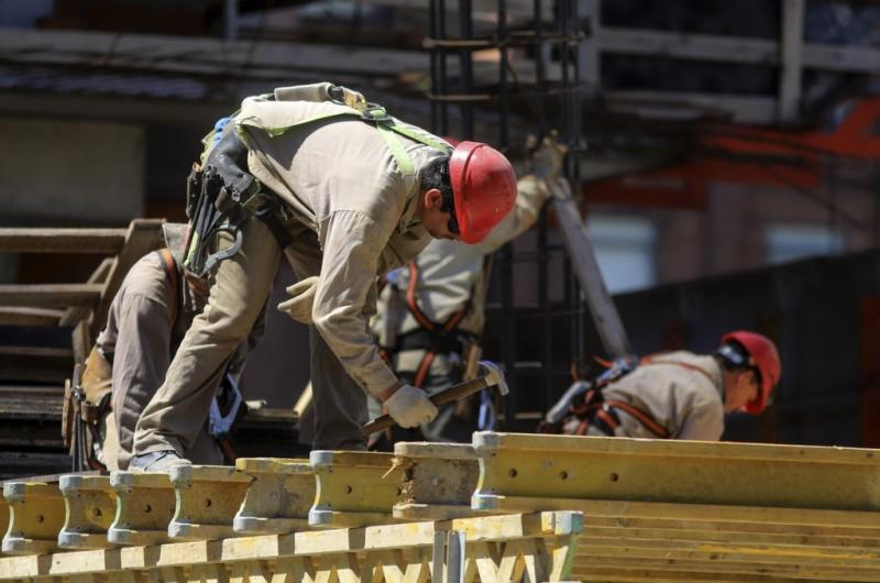 Empleo registrado en el sector privado- en julio se destruyeron maacutes de 12000 puestos y el registro tocoacute su piso en 52 meses