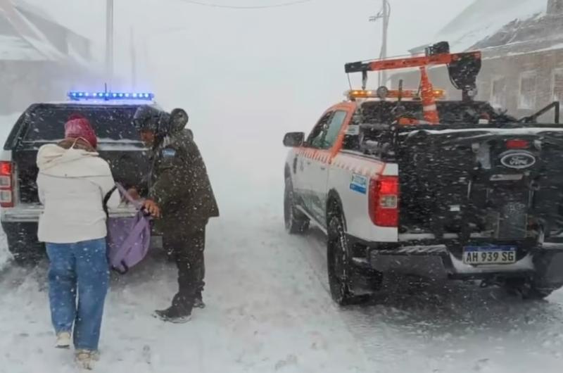 Tres turistas varados en Las Cuevas fueron rescatados y trasladados a Uspallata tras un intenso temporal de nieve
