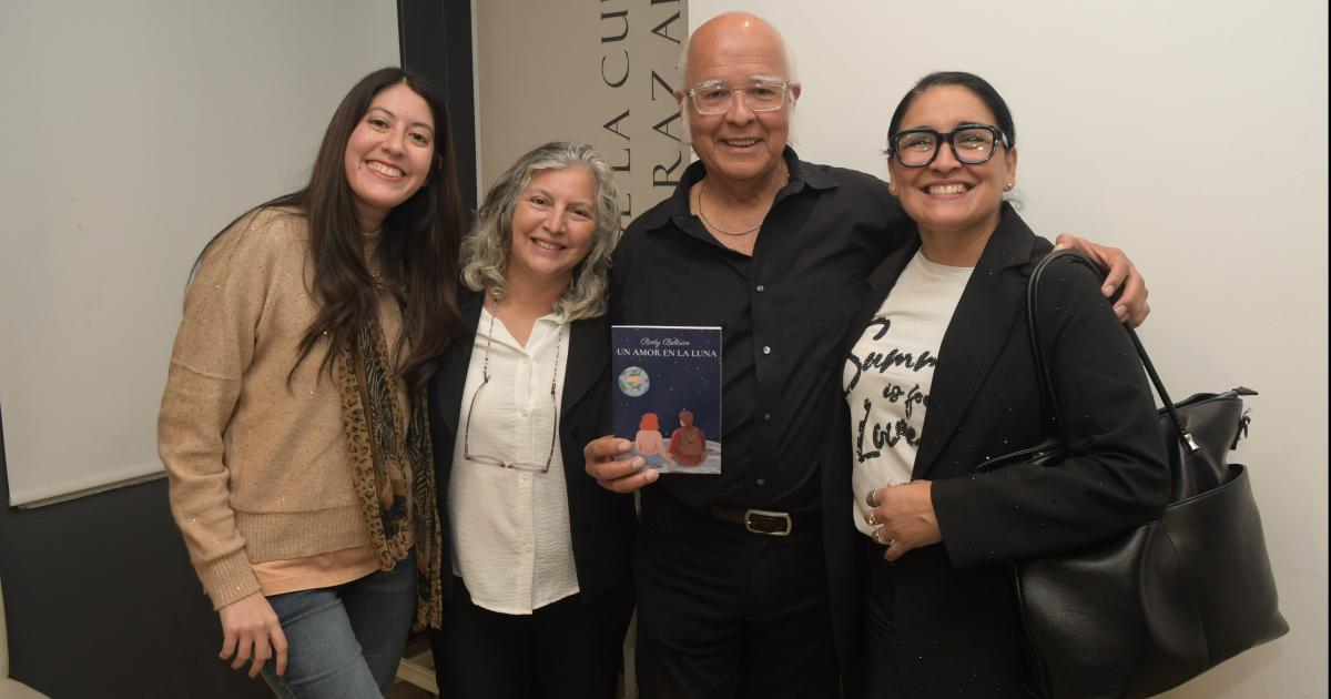 PRESENTARON EL LIBRO UN AMOR EN LA LUNA