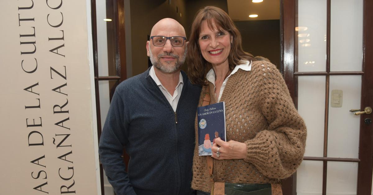 PRESENTARON EL LIBRO UN AMOR EN LA LUNA