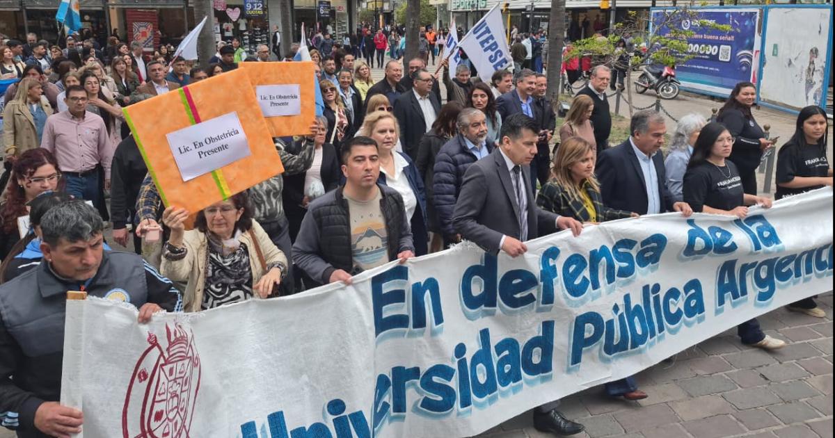 Quinta Marcha Federal Universitaria en Santiago del Estero- la UNSE se movilizoacute a Plaza Libertad