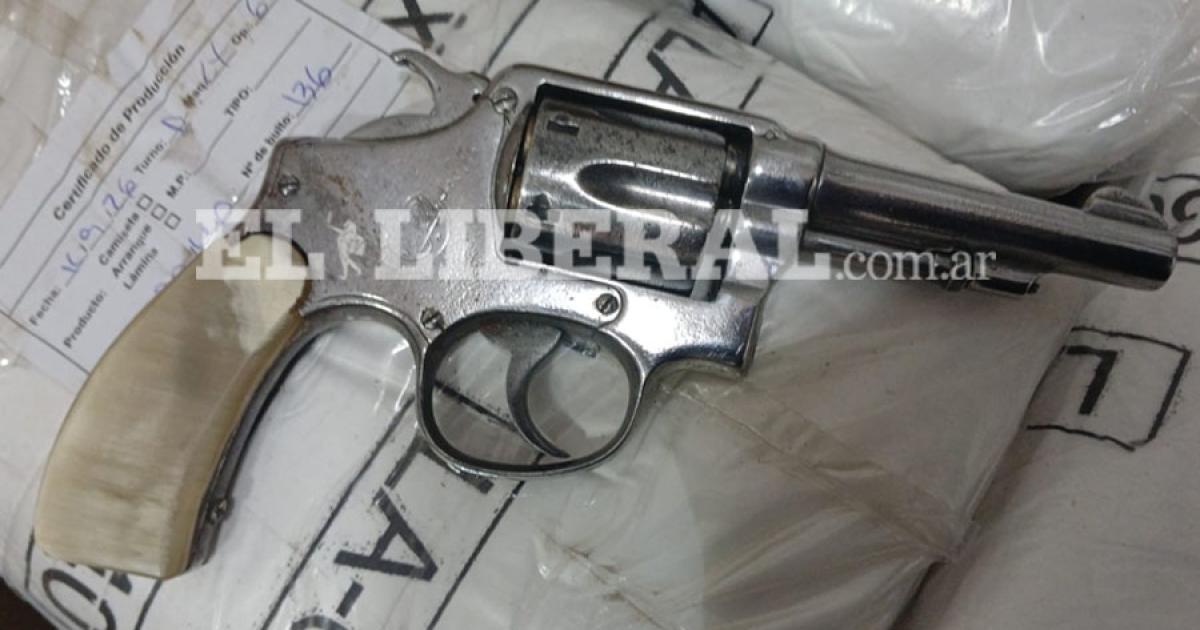 Los efectivos realizaron las pericias de rigor en el arma (Foto El Liberal)