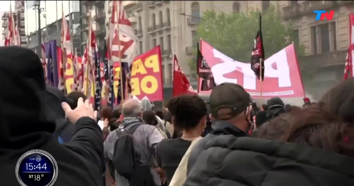 Incidentes en la marcha universitaria- la policía utiliza el camión hidrante y gases para dispersar a los manifestantes (Foto- captura TN)