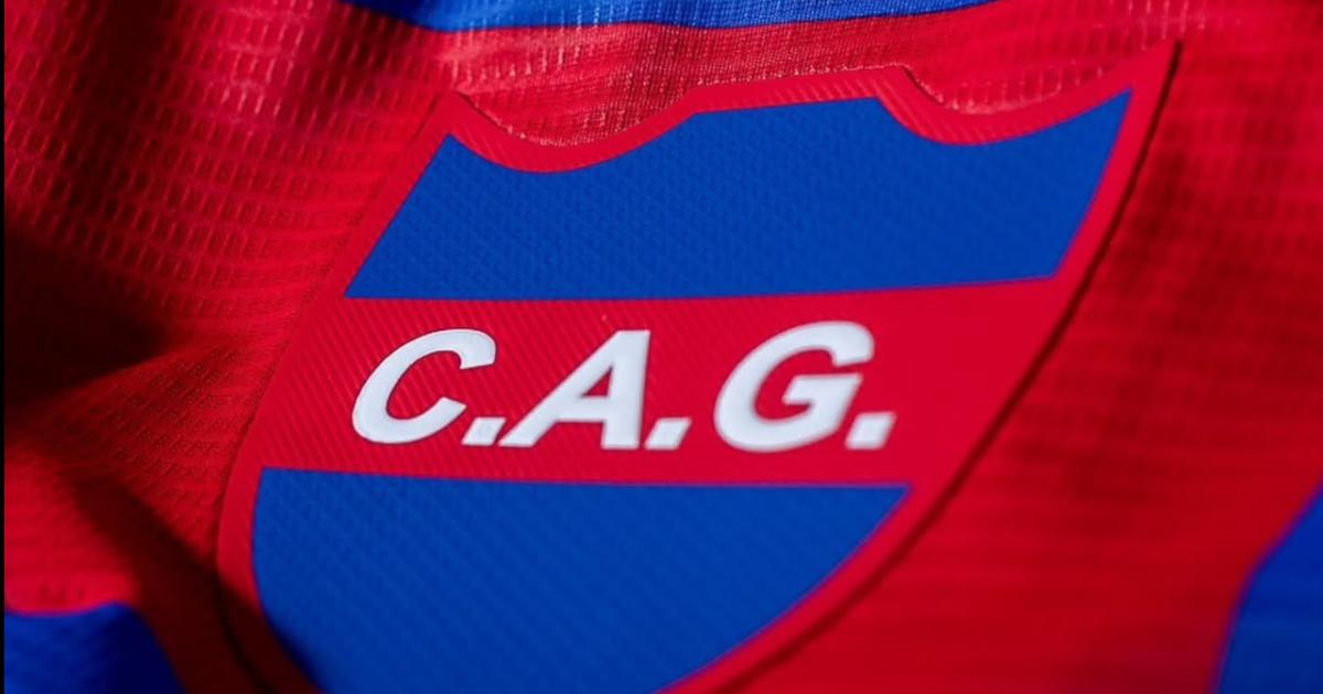 Tras el descenso Guumlemes jugaraacute con futbolistas locales y rescinde contratos