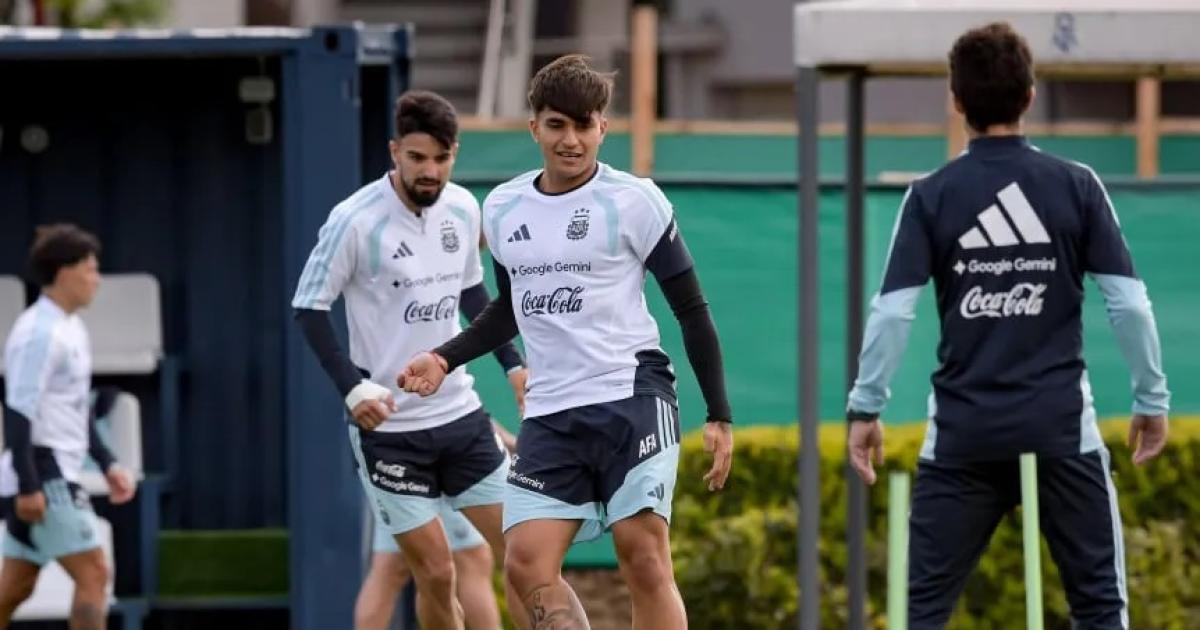 Santiago Castro y Flaco López pueden ganar terreno en Argentina ante la lesión de Lautaro (Marcelo EndelliGetty Images)