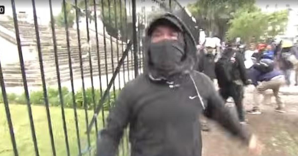 VIDEO Agredieron a un camaroacutegrafo durante la Marcha Federal Universitaria en Congreso