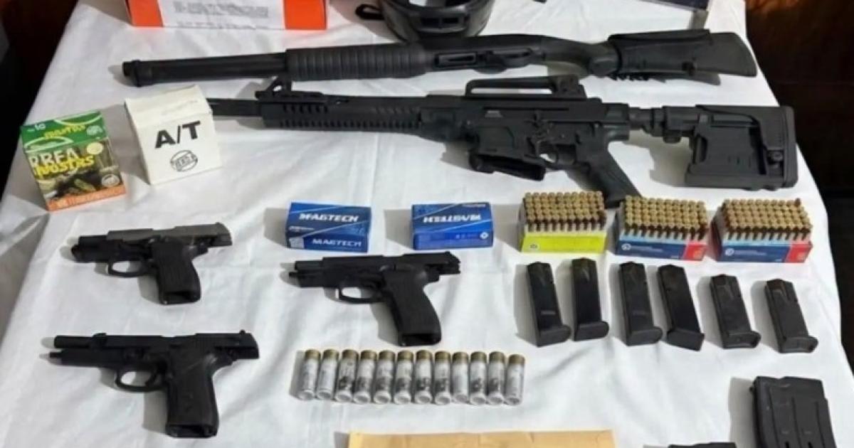 Buscaban el celular robado a una mujer y encontraron un arsenal de armas y municiones