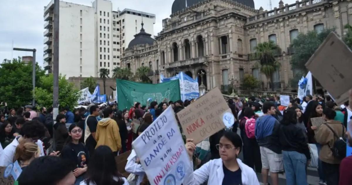 MARCHA UNIVERSITARIA FEDERAL Cientos de tucumanos se movilizaron para exigir que se cumpla con la ley de financiamiento