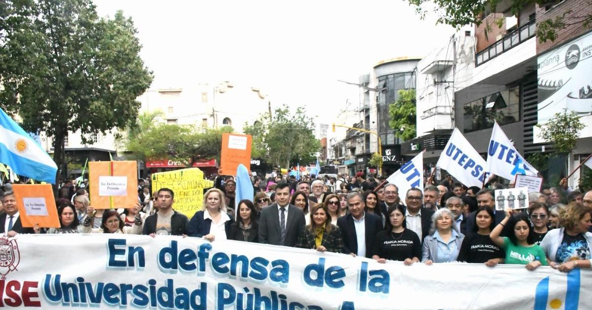 Fuentes junto a su gabinete y el electo Benavente participaron de la 5ordf Marcha Federal Universitaria de Santiago