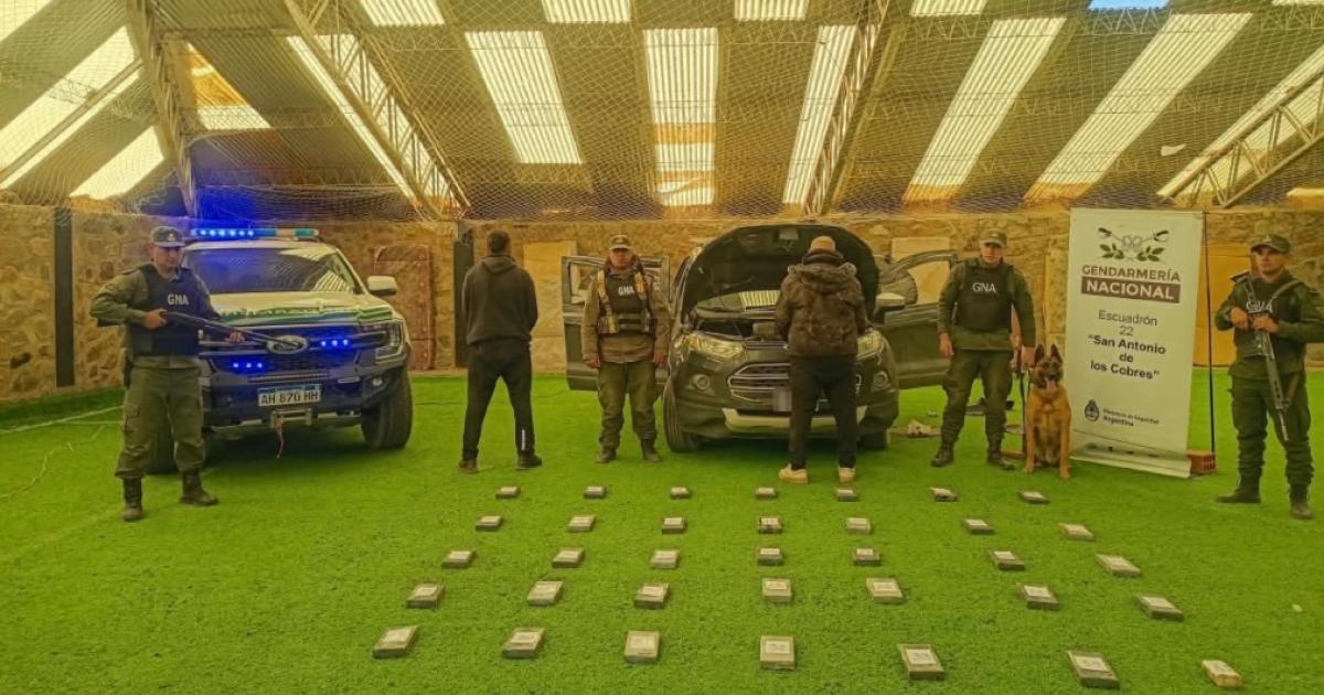 Gendarmeriacutea interceptoacute un cargamento de maacutes de 35 kilos de cocaiacutena en una camioneta- dos detenidos