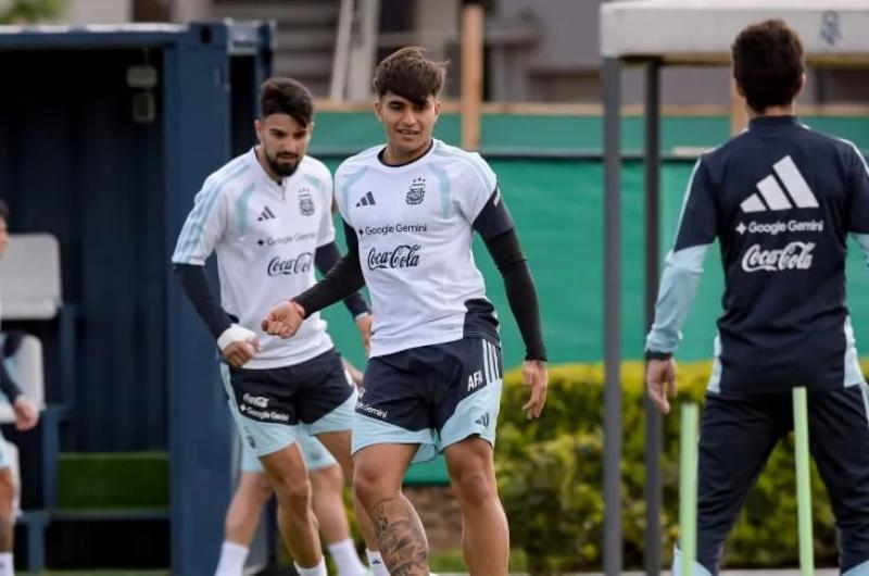 Santiago Castro y Flaco López pueden ganar terreno en Argentina ante la lesión de Lautaro (Marcelo EndelliGetty Images)