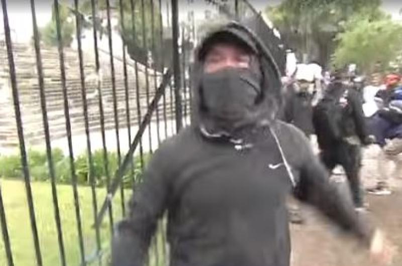 VIDEO  Agredieron a un camaroacutegrafo durante la Marcha Federal Universitaria en Congreso