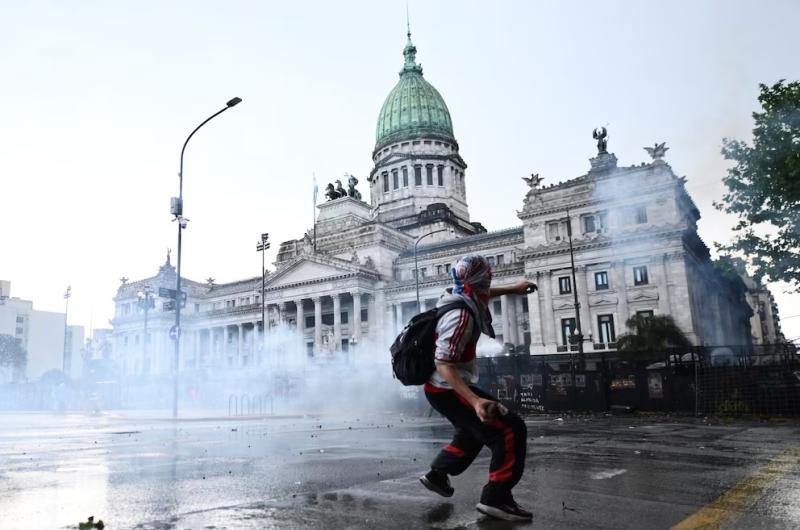Los incidentes comenzaron luego de la fallida sesión para derogar el decreto 70 REUTERSPedro Lazaro Fernandez
