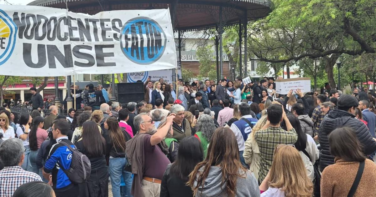 Quinta Marcha Federal Universitaria en Santiago del Estero- la UNSE se movilizoacute a Plaza Libertad