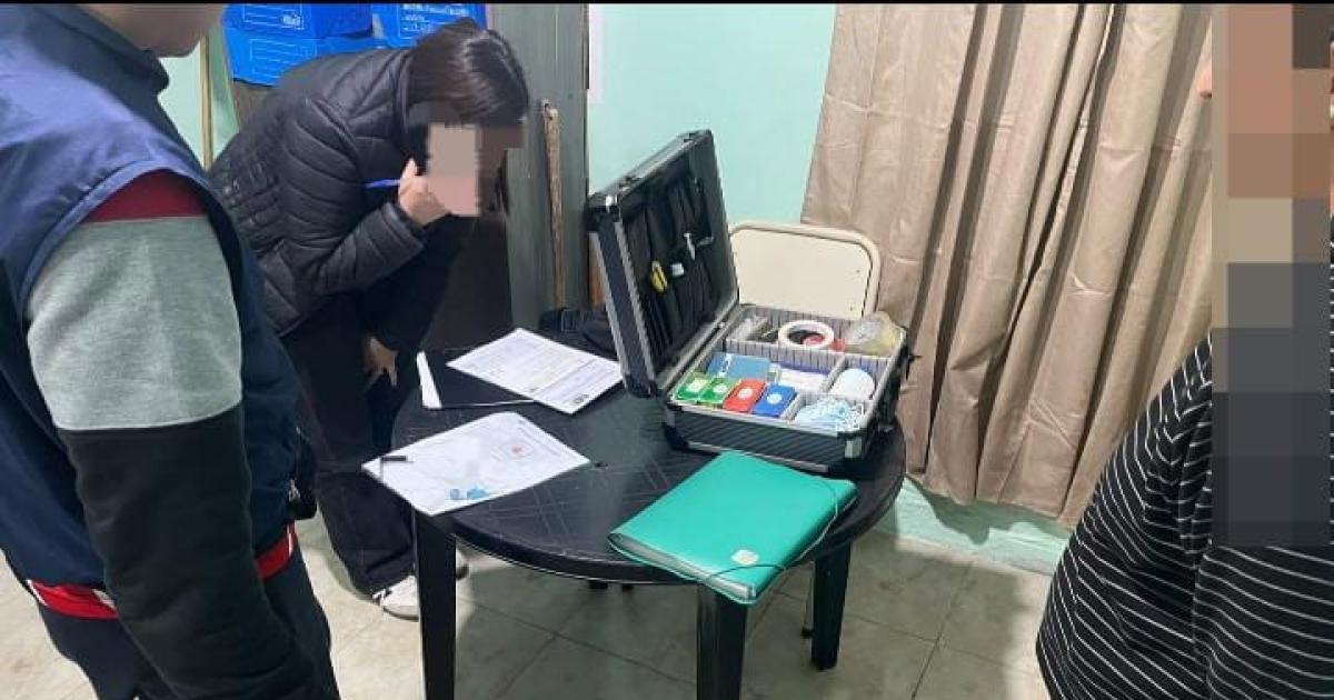 Mujer intenta pasarle marihuana a detenido