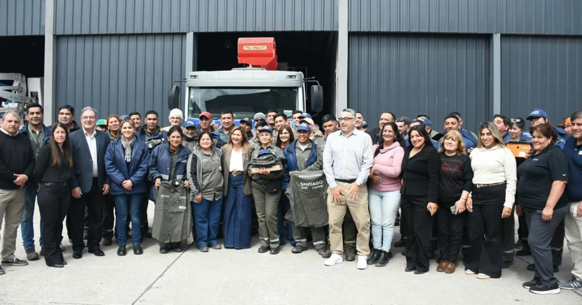 La intendente Fuentes entregoacute 450 uniformes al personal de Parques y Paseos