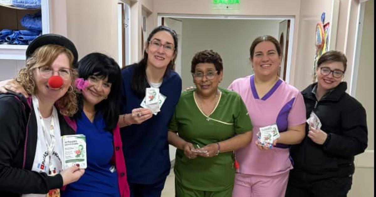 Payasos de Hospital llevaron sonrisas para curar el corazoacuten